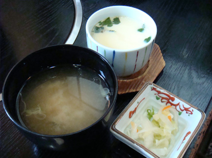 函館　中道　旬暦 ひだか　みそ汁、漬物、茶碗蒸し