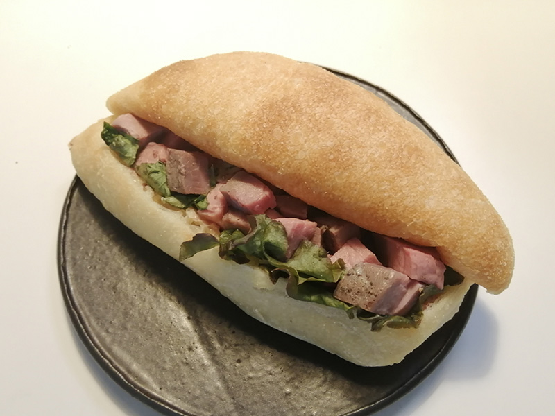 ビレッジベーカリー駒ヶ岳　ローストビーフのサンドイッチ