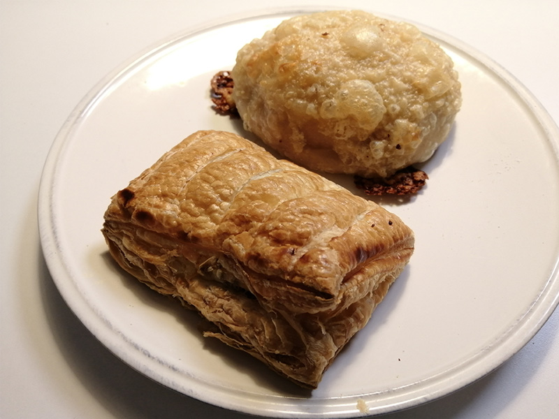 ビレッジベーカリー駒ケ岳　ラム肉とマッシュポテトのパイ包み　エメンタルチーズのパン
