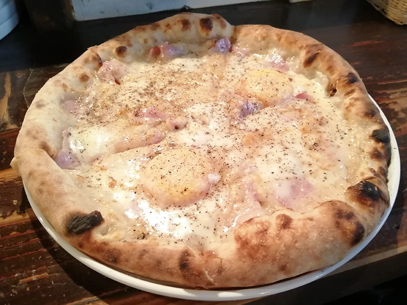 グラーノエアックア　ランチ　ピザ　半熟卵とベーコンのカルボナーラ風