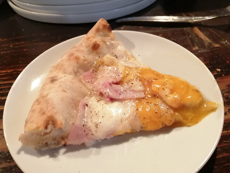 グラーノエアックア　ランチ　ピザ　半熟卵とベーコンのカルボナーラ風