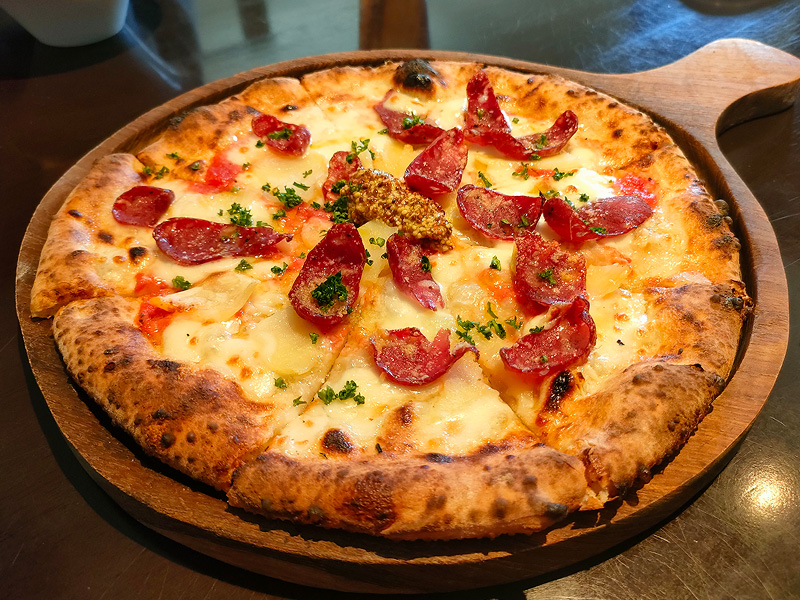 ナミヘイピザ　ピザ　エゾシカ肉のサラミと豊浦産きキタアカリのピッツァ