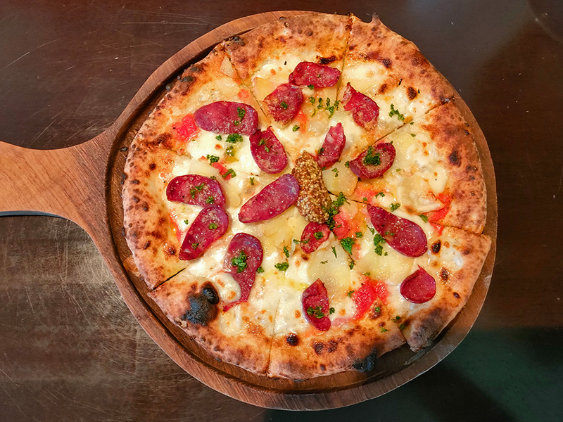 ナミヘイピザ　ピザ　エゾシカ肉のサラミと豊浦産キタアカリのピッツァ